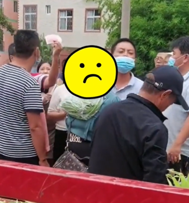 四叶草海之恋|云南：女子用假钞买菜，被抓后脖子挂菜当街示众，“害人终害己”