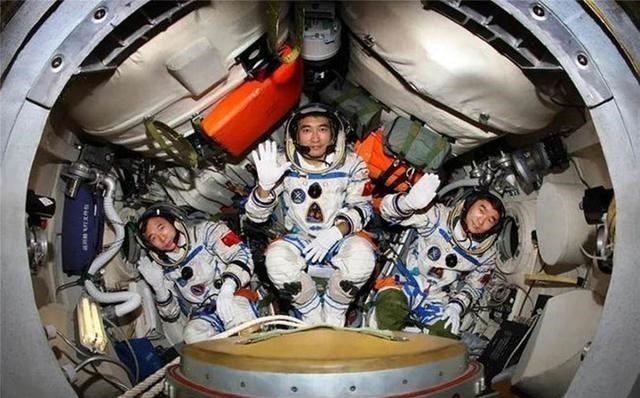 空间站 关键时刻，神舟12号即将回家之际，人类一25年纪录也被打破！