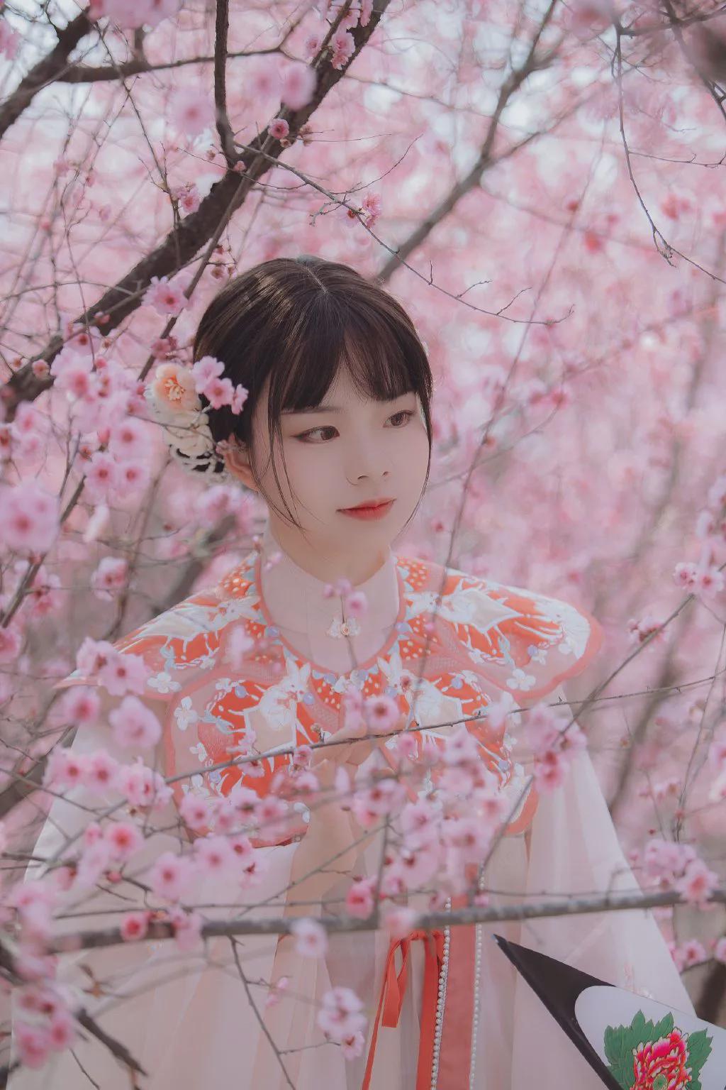 |汉服小仙女：流莺粉蝶斗翻飞