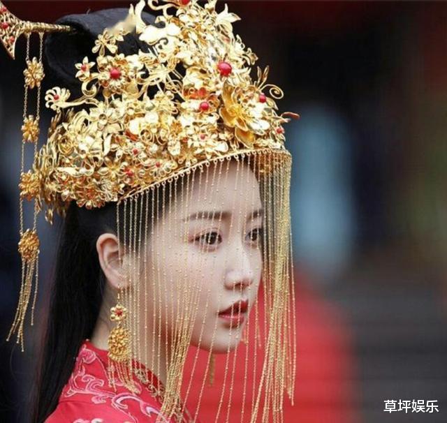 陈钰琪|古装新娘谁最美？唐嫣女王范，陈钰琪头上凤冠似螃蟹