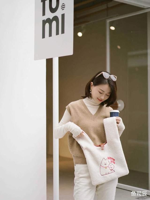 鱼司辰|秋天真正优雅的女生，用针织衫马甲搭配白色牛仔裤，高级又洋气