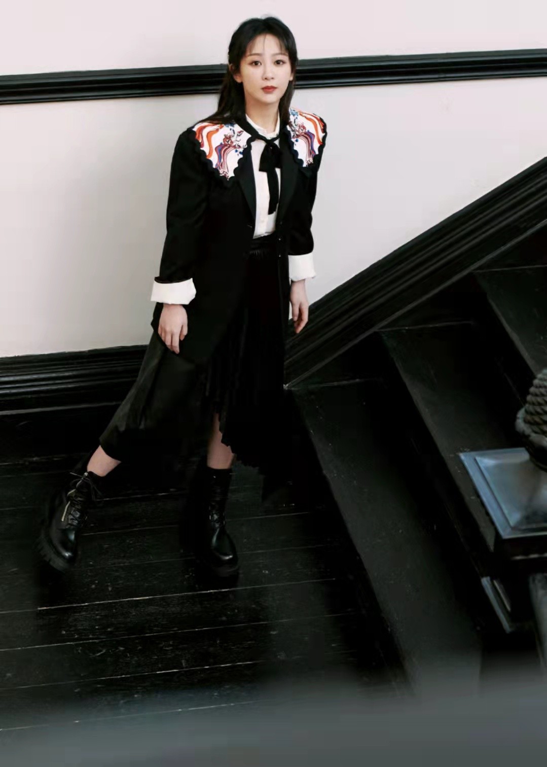 杨紫|杨紫美成纯欲天花板！穿公主裙骄傲秀出天鹅颈，雨中撑伞像拍电影