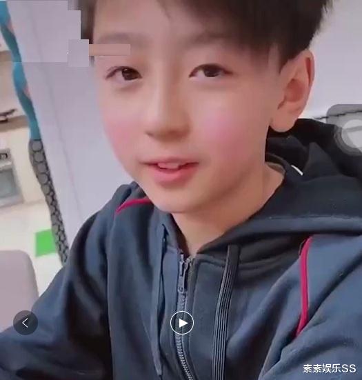 张柏芝|张柏芝的大儿子变化大，一头卷发还留着小胡须，越长越帅气