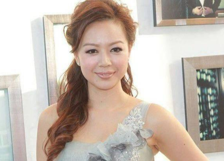 钟丽淇|钟丽淇10岁女儿近照曝光，五官神似“老太”，至今还不会走路说话