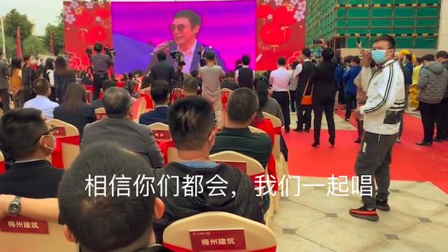 钟镇涛|68岁钟镇涛现身工地捞金,舞台简陋显寒酸,与观众互动少有人理