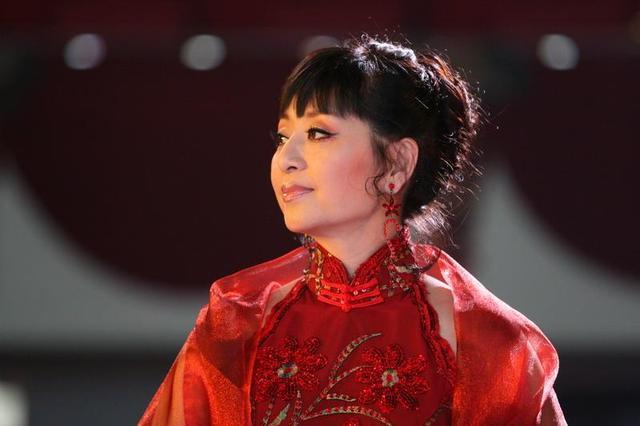 朱迅|64岁的殷秀梅为何无儿无女？二婚洋老公道出真相，一般人真不敢娶