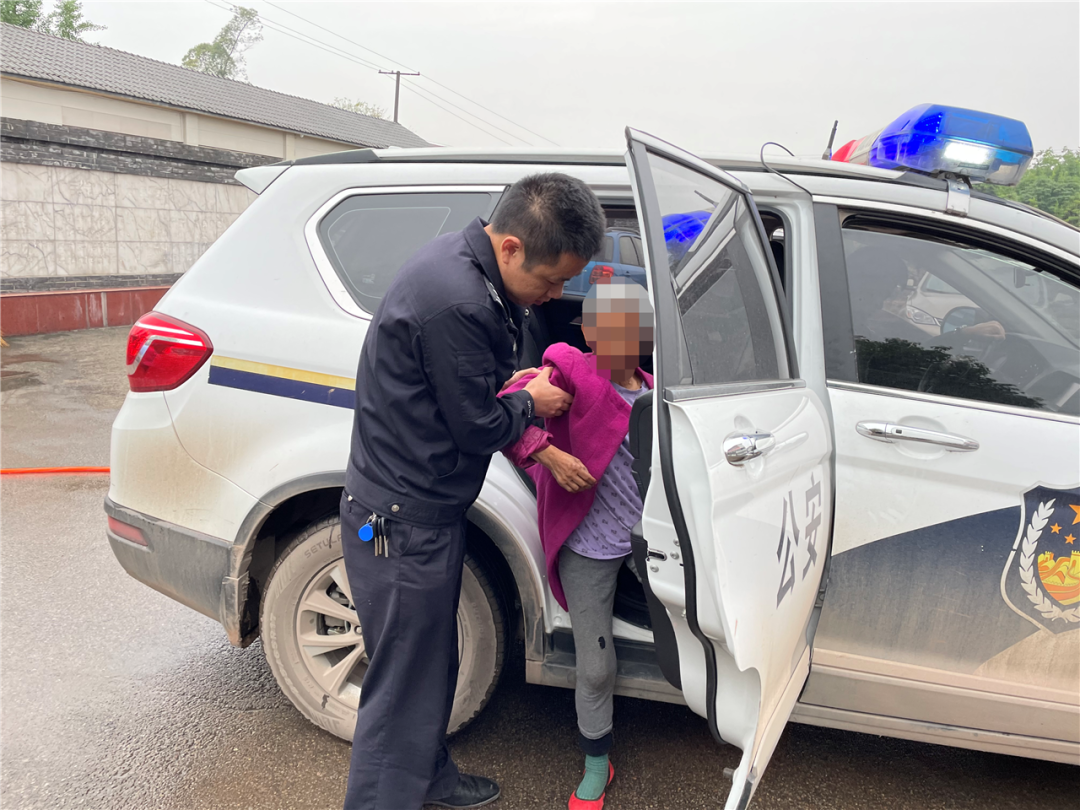 富顺快报 揪心！富顺一患病老人离家多时未归，幸好民警帮忙找回