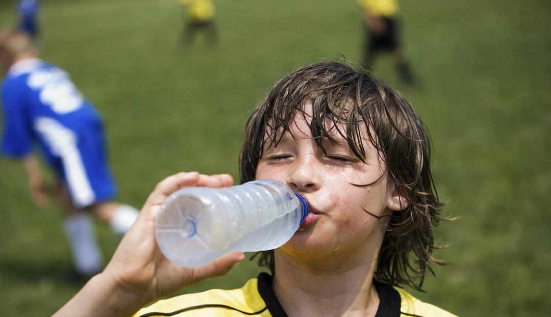 医生|夏季总是出汗多,是否和甲状腺功能有关?这4个部位出汗,要小心