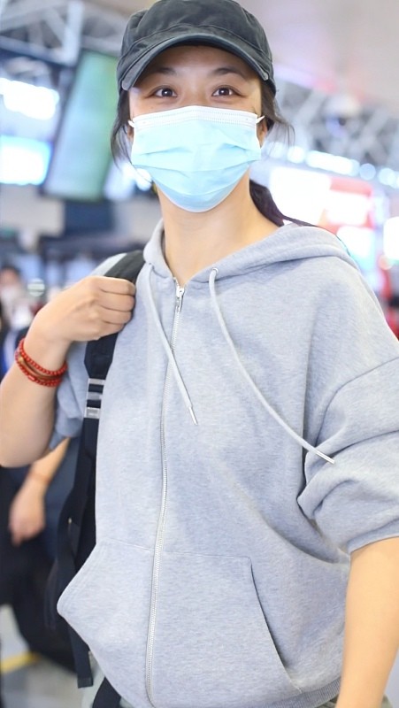 BiuVogue 汤唯的气场真强，素颜穿上卫衣，服装普通藏不住高级感