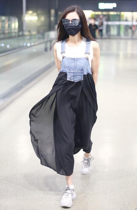 潮流前沿|李若彤才是真“仙女”，穿拼接背带裙配无袖背心，清新飘逸太灵动