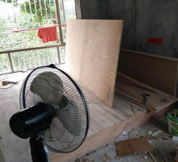 新房装修中，木工加班加点20天做完满屋子家具，工钱17300贵吗？