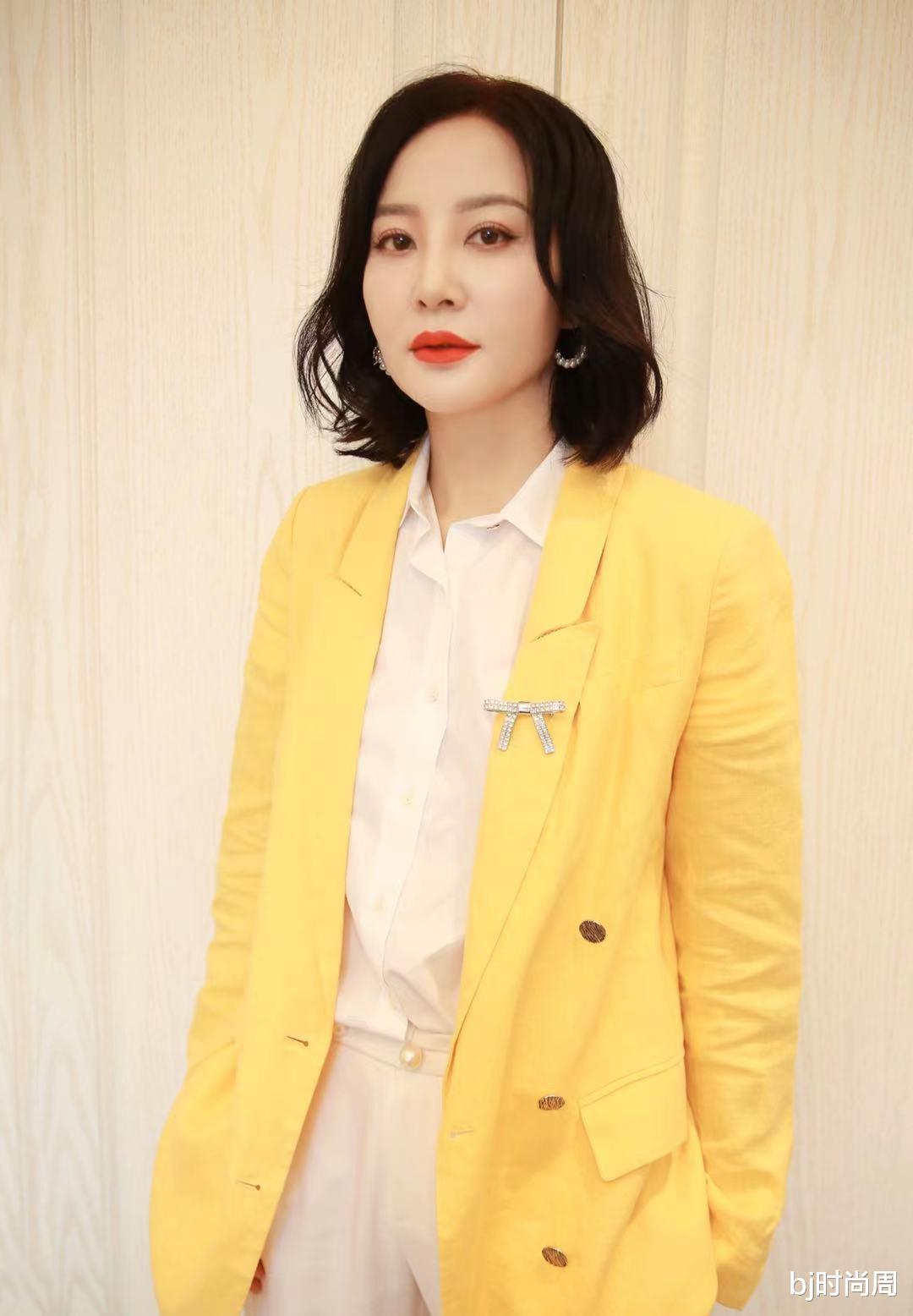 bj时尚周|30+的女人学陶红穿黄色系look，显白又甜美可爱