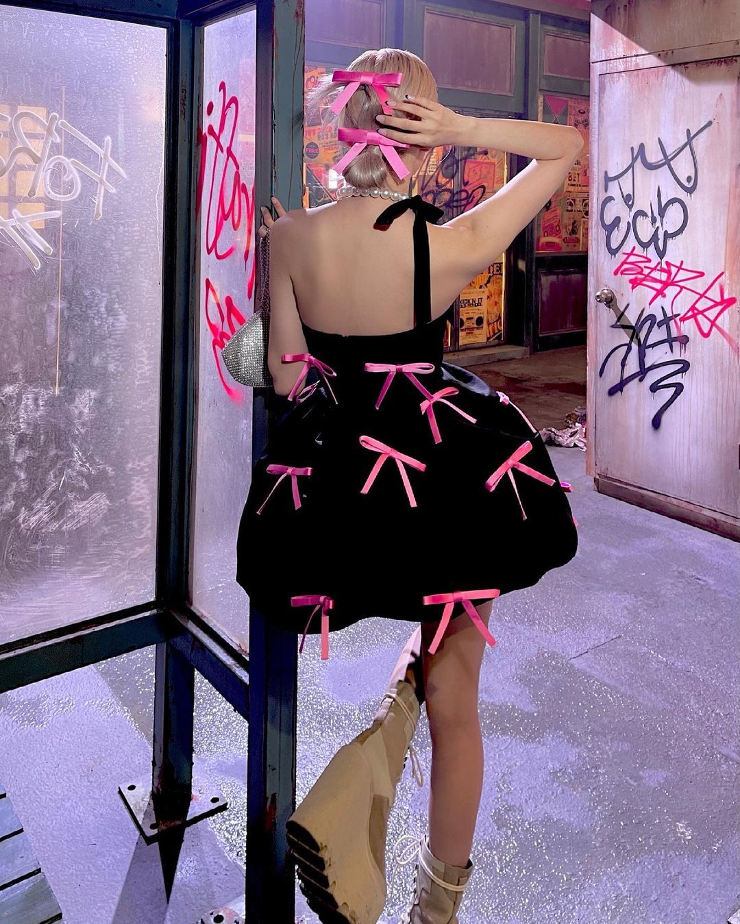 时尚课|Rose晒专辑花絮美照,穿蝴蝶结蓬蓬裙俏皮可爱,却被20厘米板砖鞋抢了镜