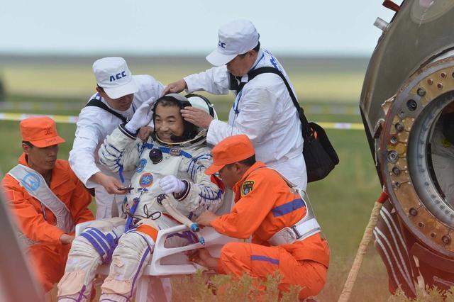 航天员 航天员返回地球后，为什么自己站不起来，要被抬着走？