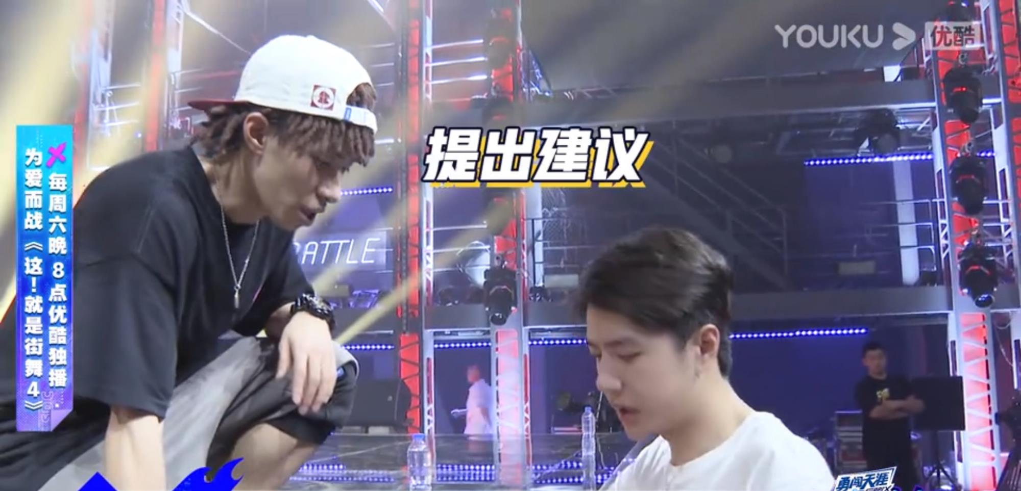 王一博|亲力亲为！王一博清淡素颜听故事，一面成熟一面稚嫩