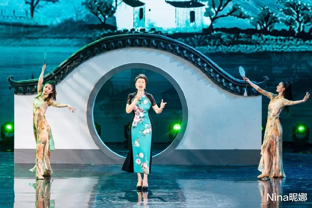 张凯丽|59岁张凯丽美上央视端午！穿旗袍显东方韵味，沙漏身材不输央视主持女生都看自卑