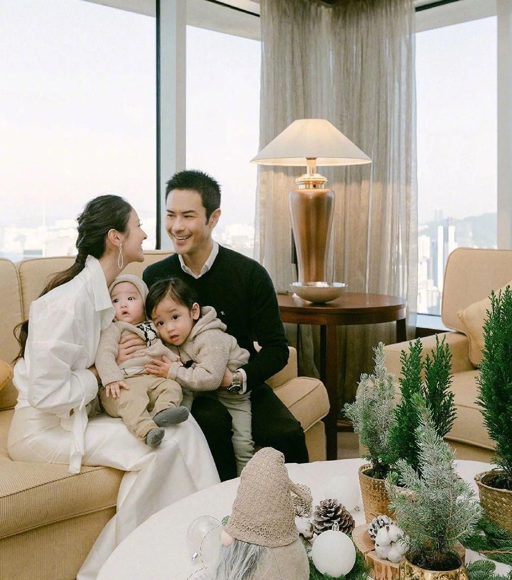 郑嘉颖|郑嘉颖高调秀全家福，两个儿子呆萌可爱，一家四口热闹幸福