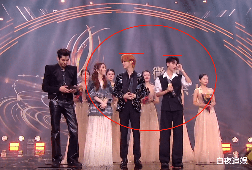 王俊凯|王俊凯“微博之夜”身高引热议，跟鹿晗张杰同框，真有180cm？