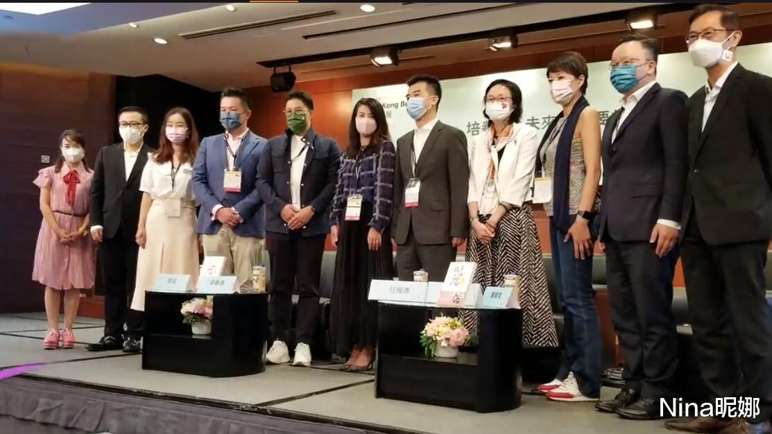 Nina昵娜|郭晶晶首次担任东京奥运会评委心情好，穿半身裙现身大谈育儿经，真替霍家长脸