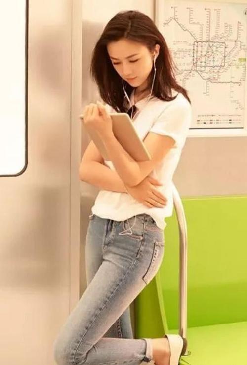 汤唯|汤唯穿丁字连体泳衣秀“豆乳身材”，被韩国老公宠成小公主？