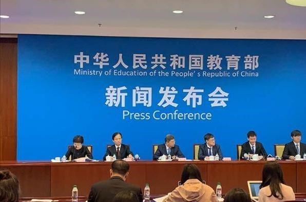 若珍|一边打击辅导班，一边考试超纲：愁坏了家长，急哭了孩子