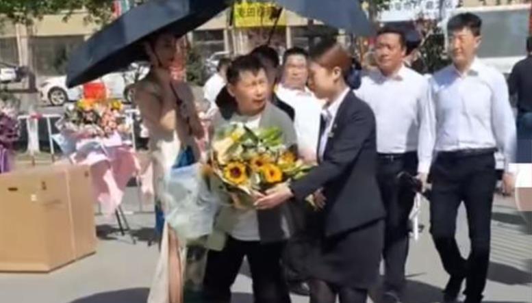 郭德纲|离开郭德纲后，何云伟商演场面尴尬，被嘲保安比观众还要多