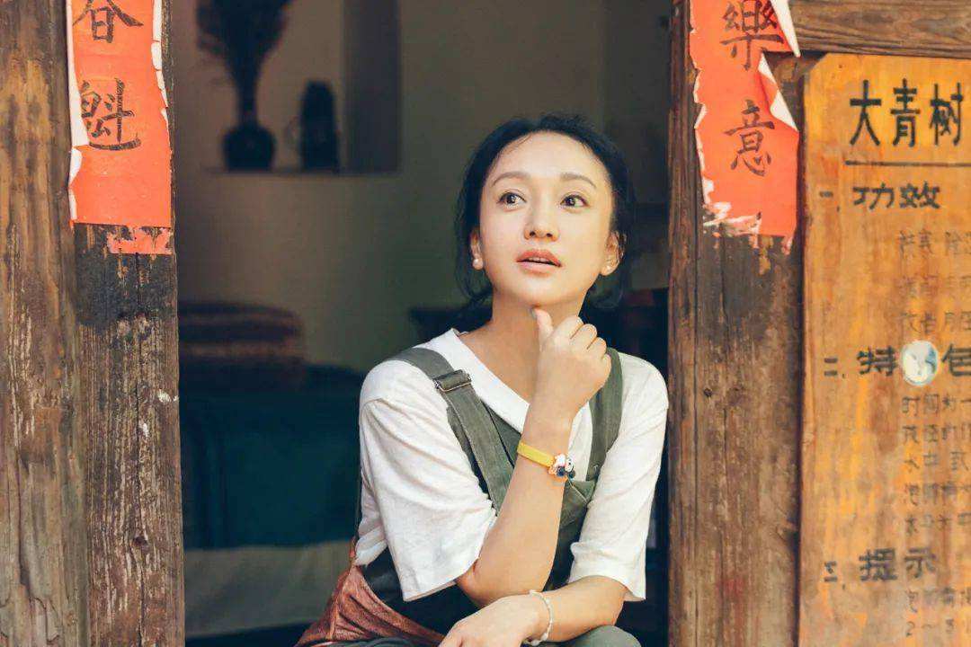 周迅|48岁周迅真实颜值曝光，路透照脸部臃肿发福，皮肤凹凸不平超显老