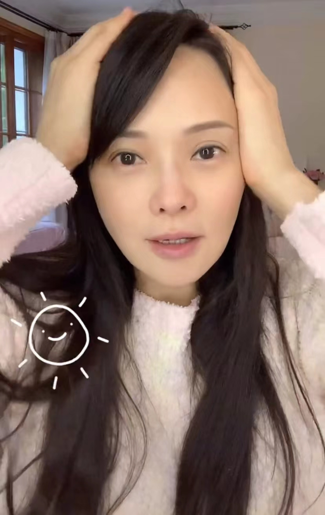 程潇 53岁伊能静纯素颜出镜，状态获网友怒赞，曾自称脸上花费超七位数