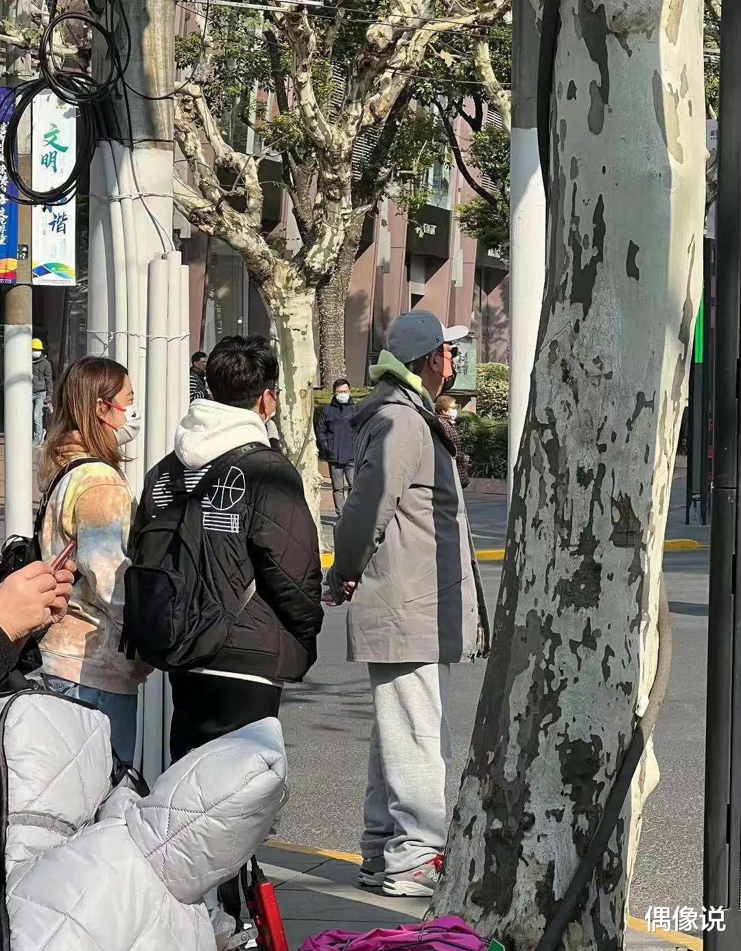 陈小春|偶遇陈小春买戒指！柜姐透露细节：春哥反复确认尺寸，说话超温柔