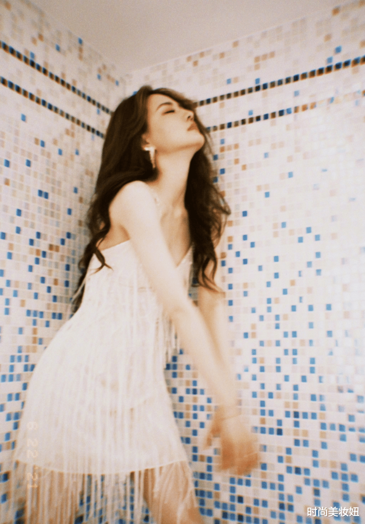 时尚美妆妞|徐璐尺度也放开了，穿吊带连衣裙配大波浪卷发性感迷人，太养眼了