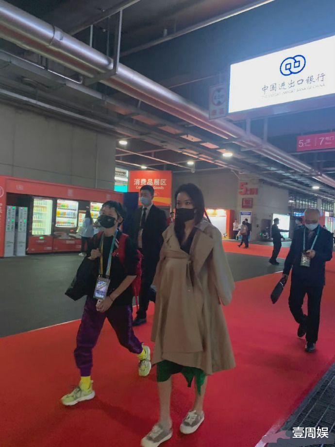 张馨予|张馨予出席活动捞金，不惧寒冷太拼了，分分钟成为全场焦点！