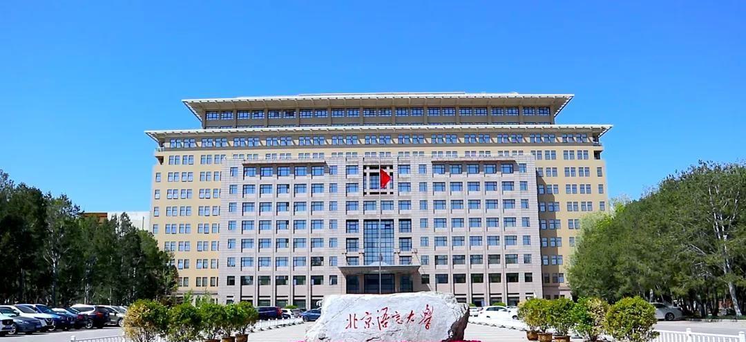 吴洪娜聊说育儿|光荣!这7位大学生奔赴军营,其中5位女兵,近百人前来送行!