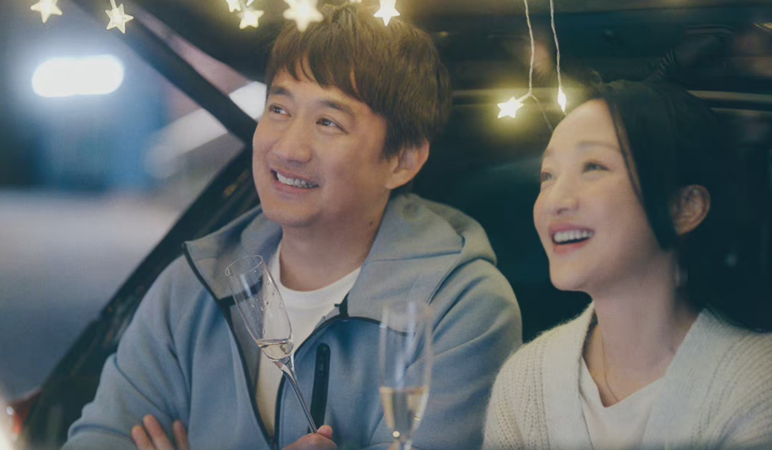 黄磊|黄磊周迅第三次演情侣！后备箱接吻画面甜蜜，喝香槟一脸笑容