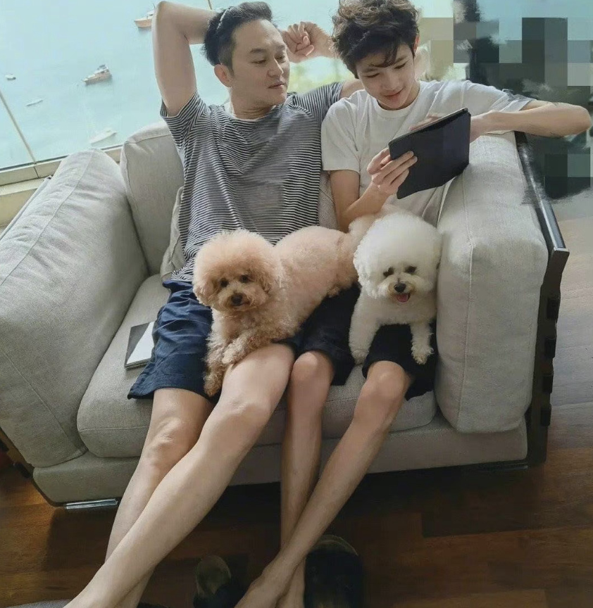 杨幂|袁咏仪儿子晒登山照，15岁魔童戴墨镜超帅气，彰显张智霖优秀基因