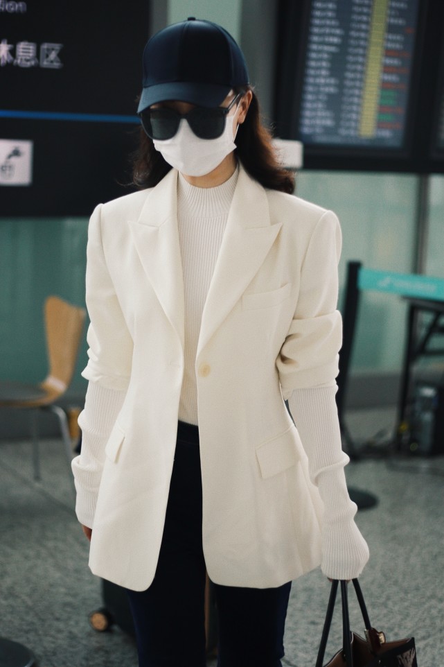 陈数|陈数懒理老公约会嫩模，独自走机场赶行程，穿西装女强人派头足