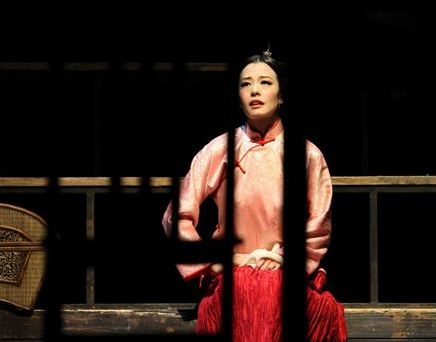 码字的颜言|张爱玲笔下的“祸害”七巧，被否定下的人格扭曲，怎么破？