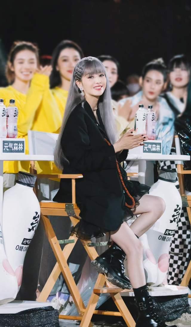 佟丽娅|佟丽娅离婚后风格大变，小黑裙飒酷性感，紫色长发太有“女团范”