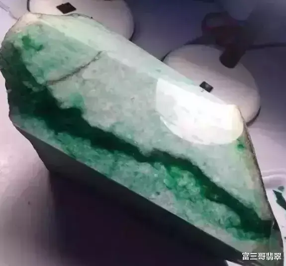 翡翠|底价47万的翡翠原石多次公盘无人问津，一刀切下暴涨千万！