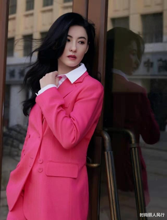 时尚丽人风行 张柏芝衣品终于在线！穿拼色西装外套开始过冬，极简风穿出高级感