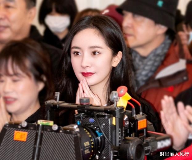 杨幂|杨幂时隔6年再穿婚纱! 踩球鞋提裙摆脚踝纤细，样子像极小说女主