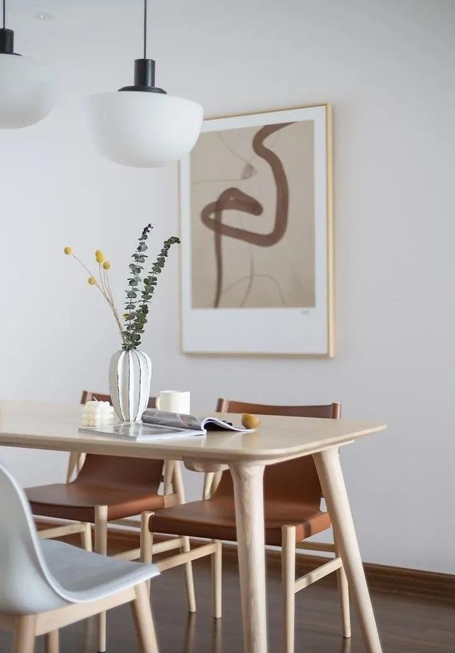 102平北欧风三居室,大面积留白和温馨治愈系的配色,舒服自在