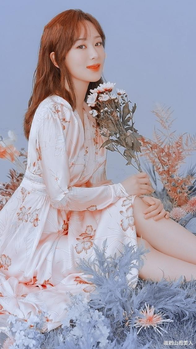 |杨紫瘦了就是自信，一袭白裙清新甜美，扎丸子头圆脸不见了