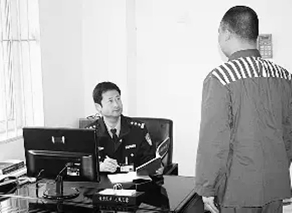 工人 争吵中挥刀相向酿成惨案，十年后警方追凶难逃法网