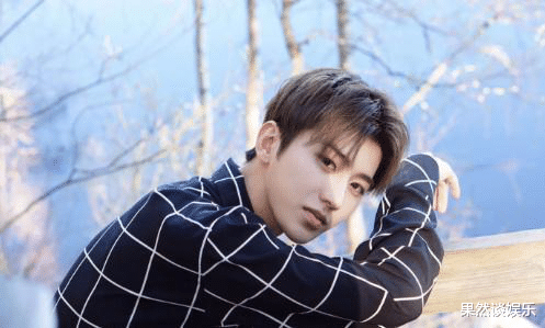 杨超越|杨超越蔡徐坤同时走红，两年过去两人时尚资源，一个天上一个地下
