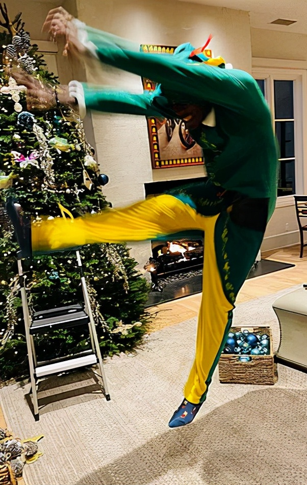 麦当娜|63岁麦当娜和27岁小男友拍全家福！“一家6口”温馨，同穿亲子装