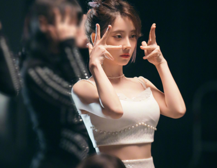 冯提莫|冯提莫光剑变装挑战，大秀完美身材，优越锁骨让网友意外