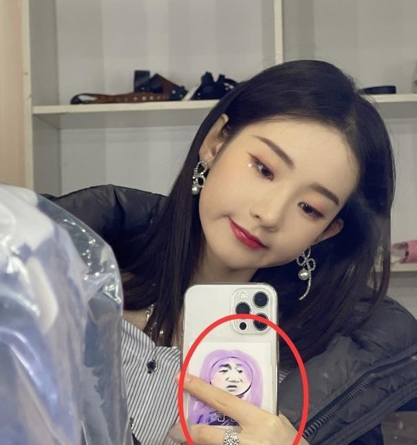 张艺凡|张艺凡对镜自拍，却被手机壳“图案”抢镜，网友：你才20岁啊