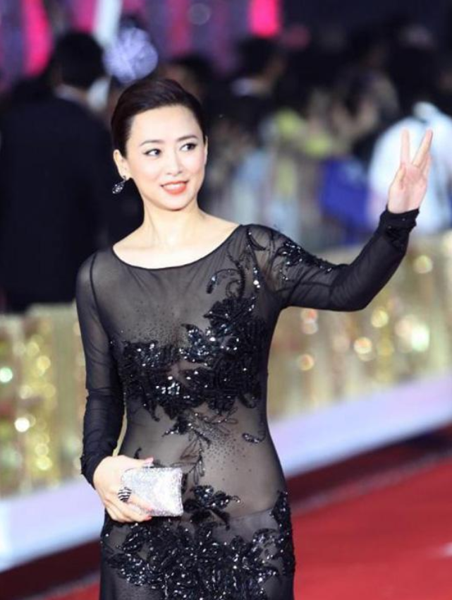少年派2|翁虹走红毯真招摇，52岁了还敢尝试穿镂空长裙，还好实力罩得住