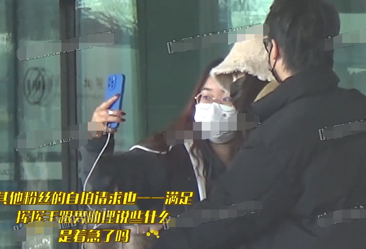 赵本山|宋佳与绯闻男友逛街被拍！当众掀开男方外套，动作亲密完全不避嫌