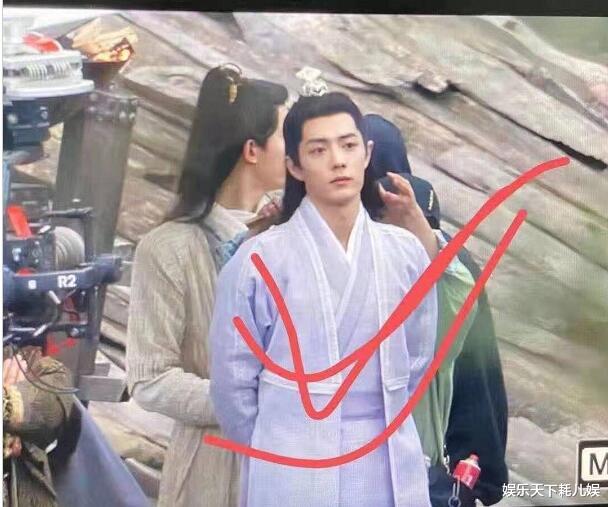 肖战|《玉骨遥》首曝男女主同框路透,肖战握任敏手腕有CP感?旁人眼神亮了